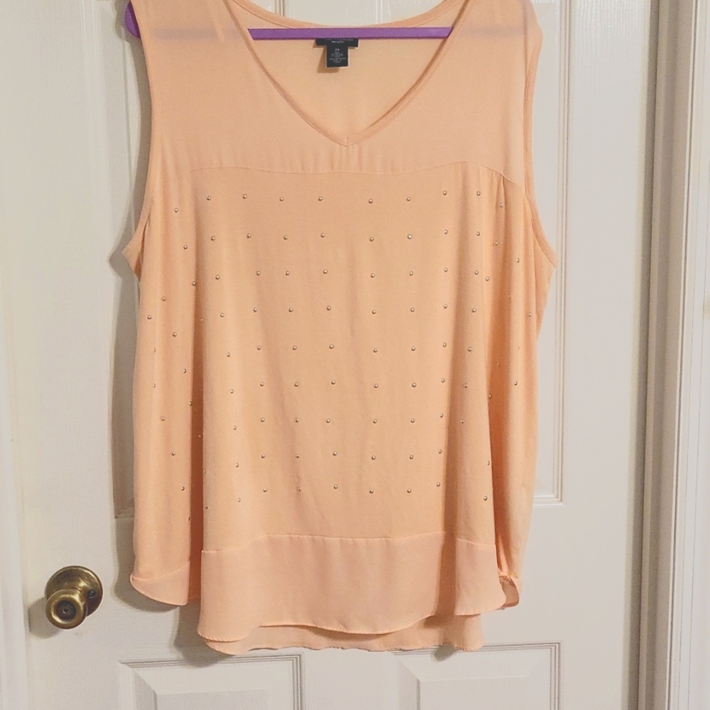 2X Sleeveless 🍑 peach shirt.